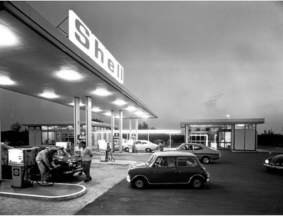 shell-station-at-night-in-italy-1969-e