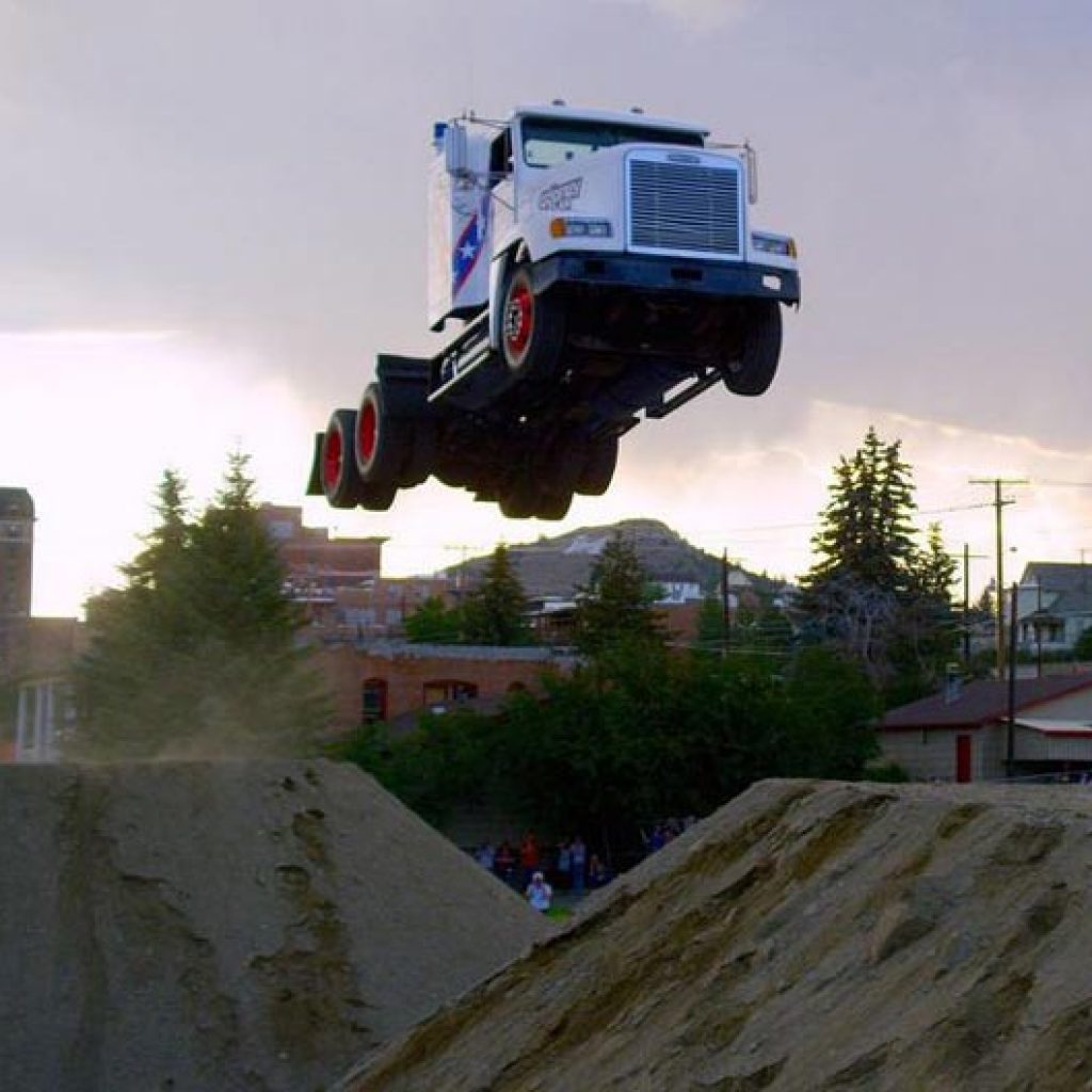 تماشا کنید: ثبت رکورد پرش با کامیون!