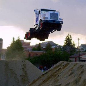 تماشا کنید: ثبت رکورد پرش با کامیون!