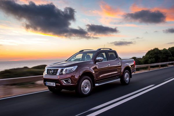 2015-NissanNP300Navara-01