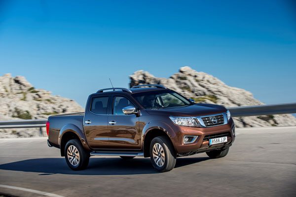 2015-NissanNP300Navara-02