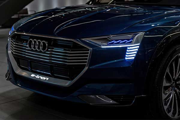 audi-etron-quattro-concept-showroom-3