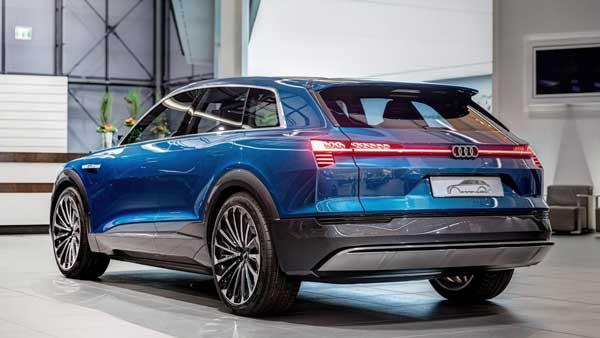 audi-etron-quattro-concept-showroom-4