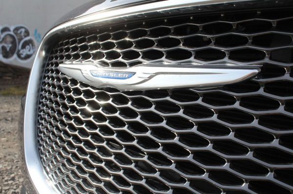 2015-chrysler-300c-platinum-002-640x0