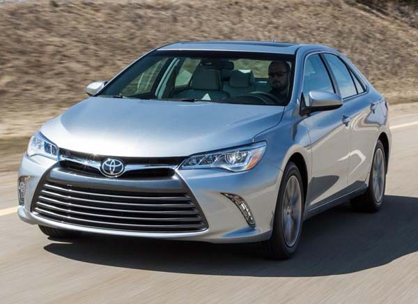 2015-toyota-camry-xle-front-action-600-001