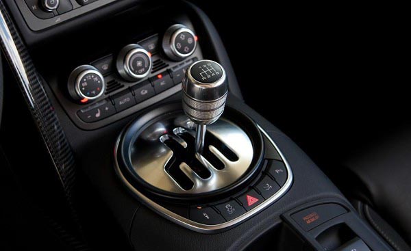 2011-audi-r8-42-spyder-shifter-photo-416617-s-1280x782-600x367
