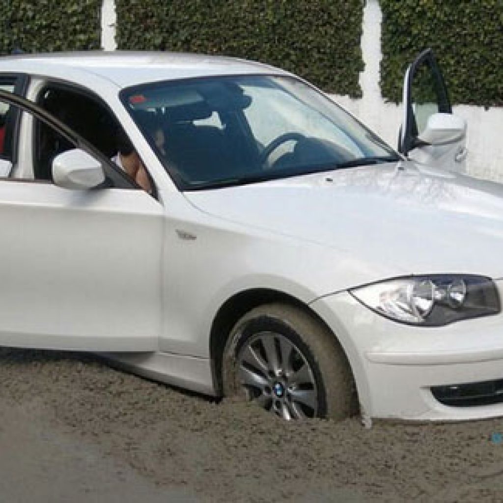  وقتی یک BMW زیبا در سیمان خیس گرفتار می‌شود!