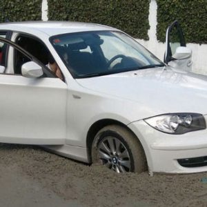  وقتی یک BMW زیبا در سیمان خیس گرفتار می‌شود!