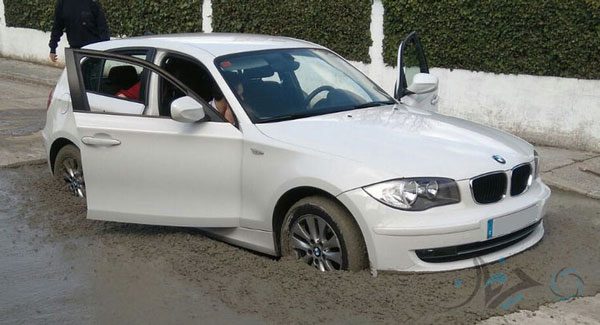 وقتی یک BMW زیبا در سیمان خیس گرفتار میشود! وقتی یک BMW زیبا در سیمان خیس گرفتار میشود!