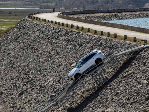 Jaguar-F-Pace-2017-800-57