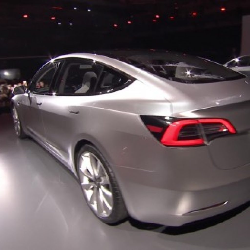 نصب یک تبلت 4K ال جی بر روی تسلا 3 !