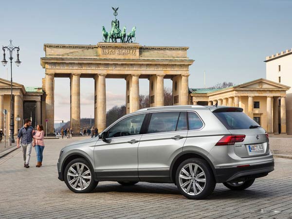 Volkswagen-Tiguan_2017_800x600_wallpaper_20