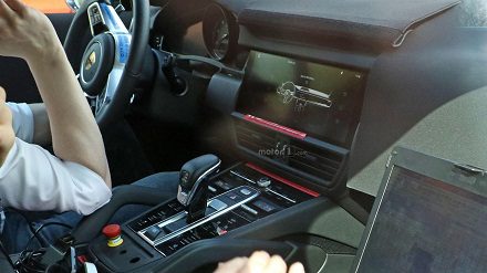 2018-porsche-cayenne-spy-photos77