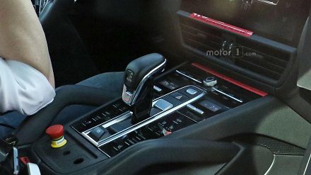 2018-porsche-cayenne-spy-photos777