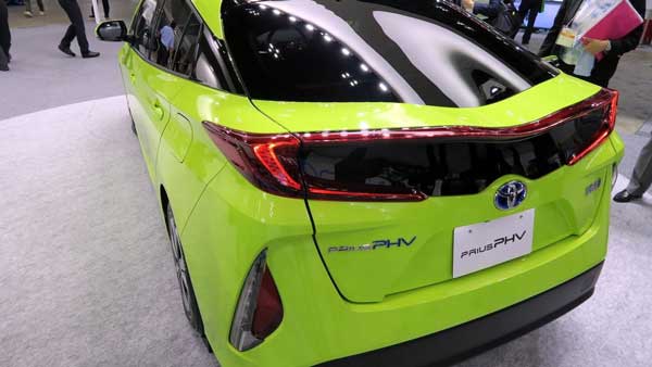 2016-toyota-prius-phv-(2)