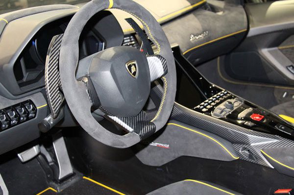 Lamborghini-Centenario-steering-wheel