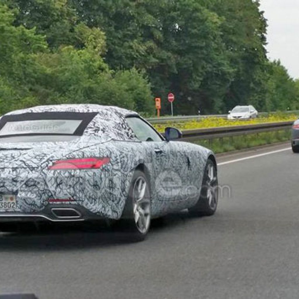 شکار مرسدس بنز AMG GT کانورتیبل در بزرگراه!