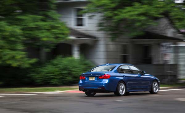 2016-BMW-330e-107-876x535