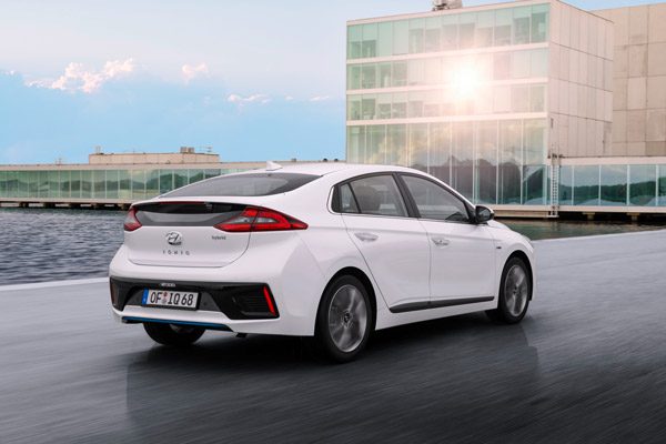 2016-IoniqHybrid-21