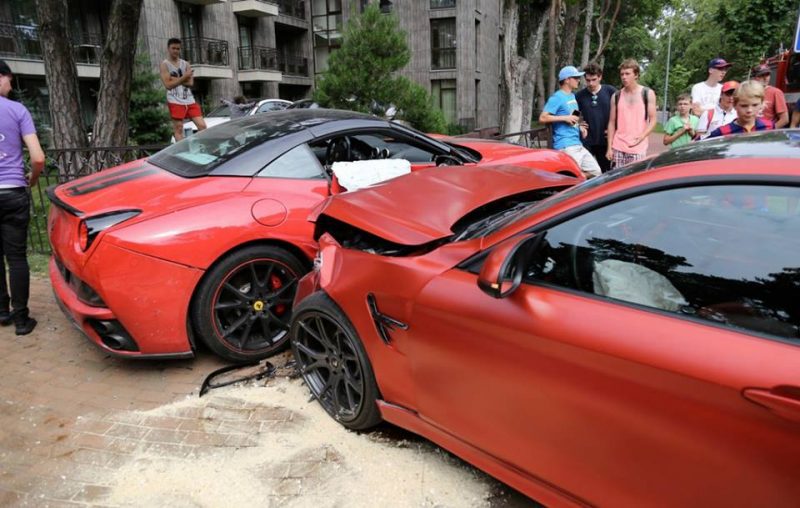 BMW-M4-Ferrari-California-Crash-2