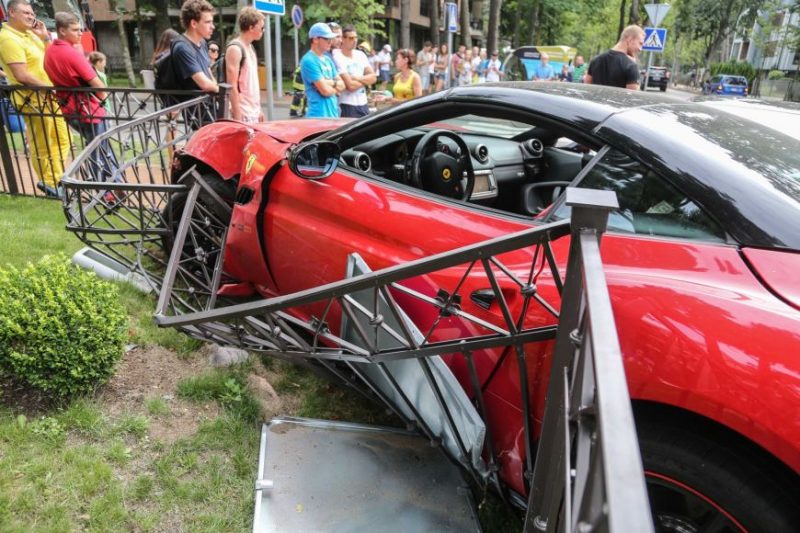 BMW-M4-Ferrari-California-Crash-6