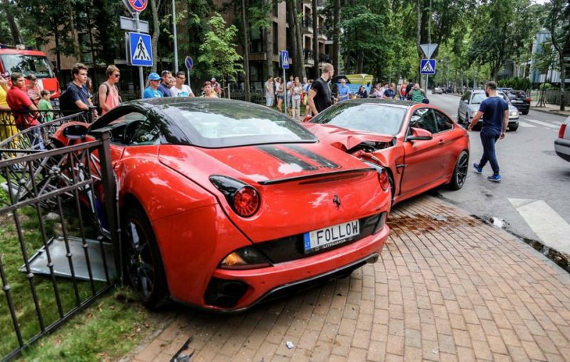 BMW-M4-Ferrari-California-Crash-7