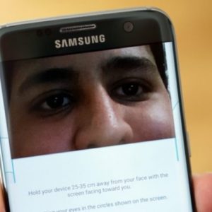 تجمیع اسکنر عنبیه چشم و دوربین، احتمال استفاده از این اسکنر را در گوشی‌های میان‌رده افزایش می‌دهد