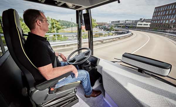 Mercedes-Benz Future Bus mit CityPilot; teilautomatisiert fahrender Stadtbus mit Ampelerkennung; Hindernis- und Fußgängererkennung; 10 Kameras; automatisierte Haltestellenfahrten; Radarsysteme für Nah- und Fernbereich Basisfahrzeug: Mercedes-Benz Citaro; OM 936 mit 220 kW/299 PS; 7,7 L Hubraum, Länge/Breite/Höhe: 12.135/2.550/3.120 mm ; Mercedes-Benz Future Bus with CityPilot; semi-automated city bus with traffic light recognition; recognition of obstacles and pedestrians; automated bus stop approaches basic vehicle: Mercedes-Benz Citaro; OM 936 rated at 220 kW/299 hp; displacement 7.7 l; length/width/height: 12135/2550/3120 mm;