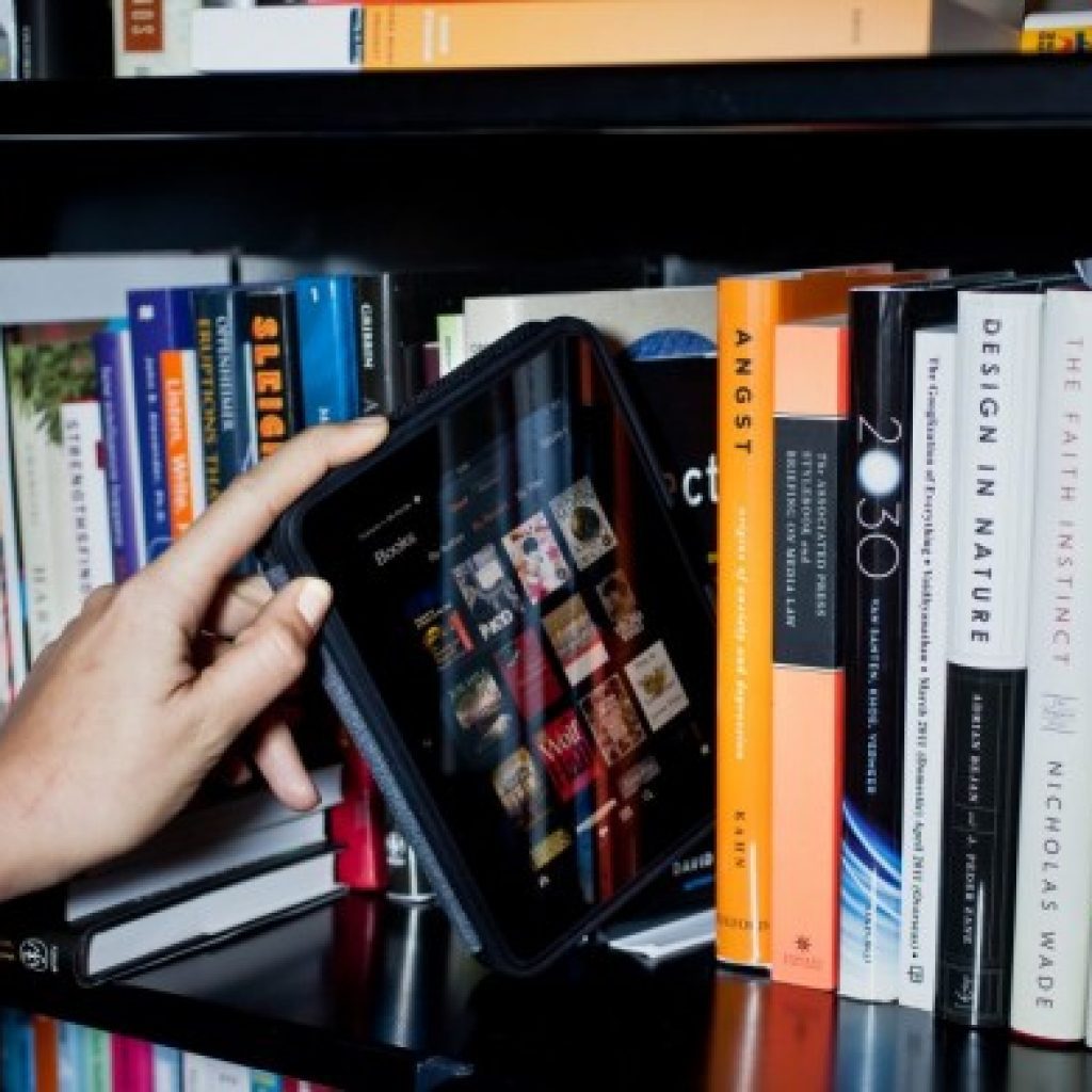 آیا کتاب‌خوان‌ها جای کتاب‌های کاغذی را می‌گیرند؟!