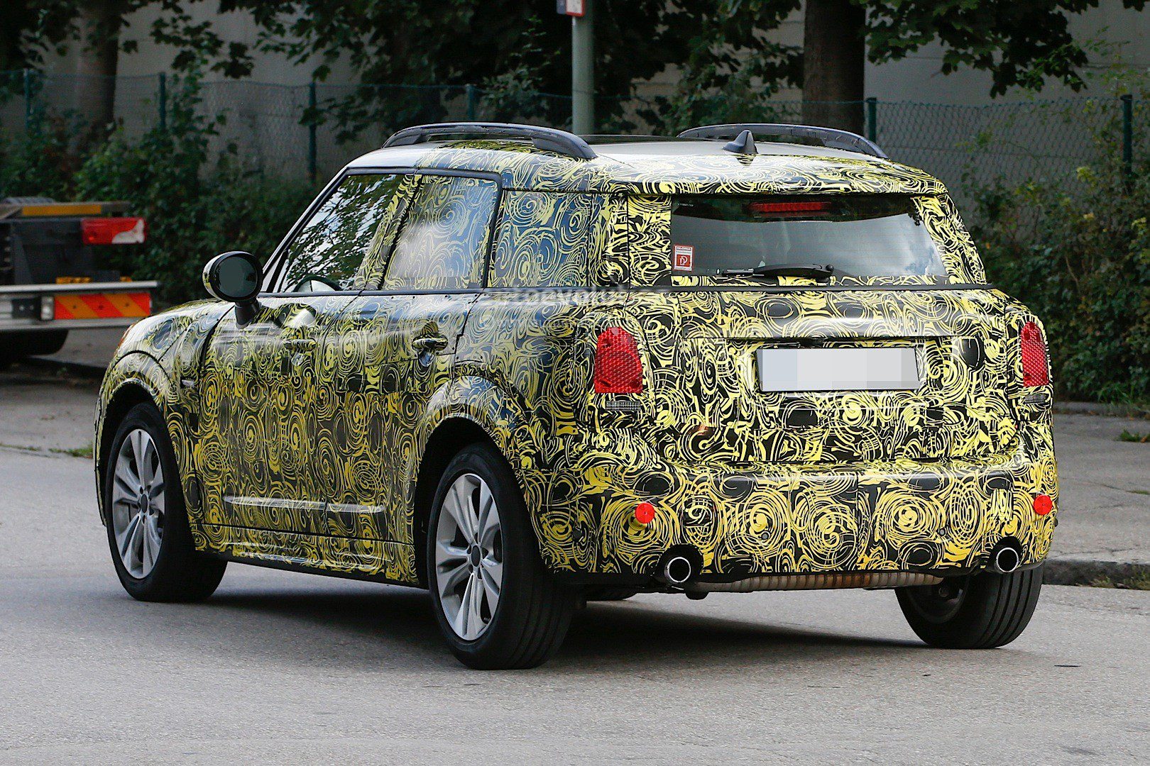 spyshots-2017-mini-countryman-disguise-thins-out-shows-unconventional-design_22