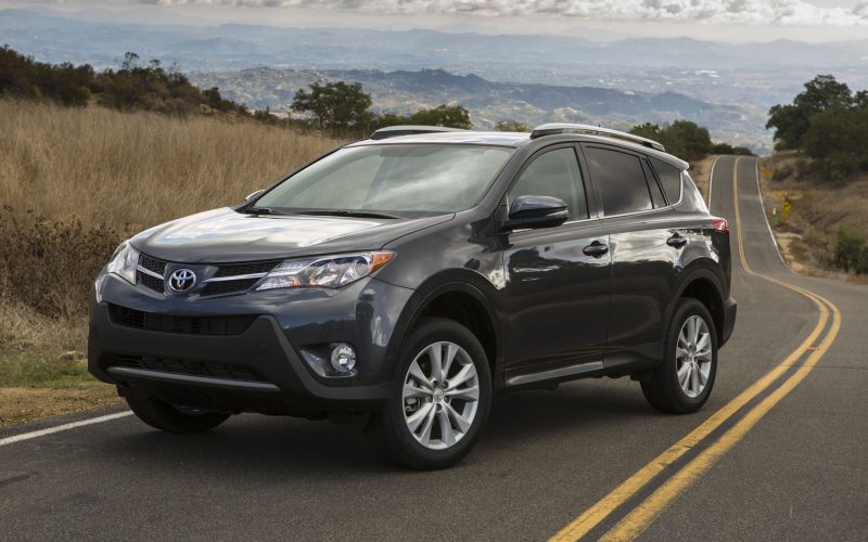 2013-Toyota-RAV4-front-left-view1