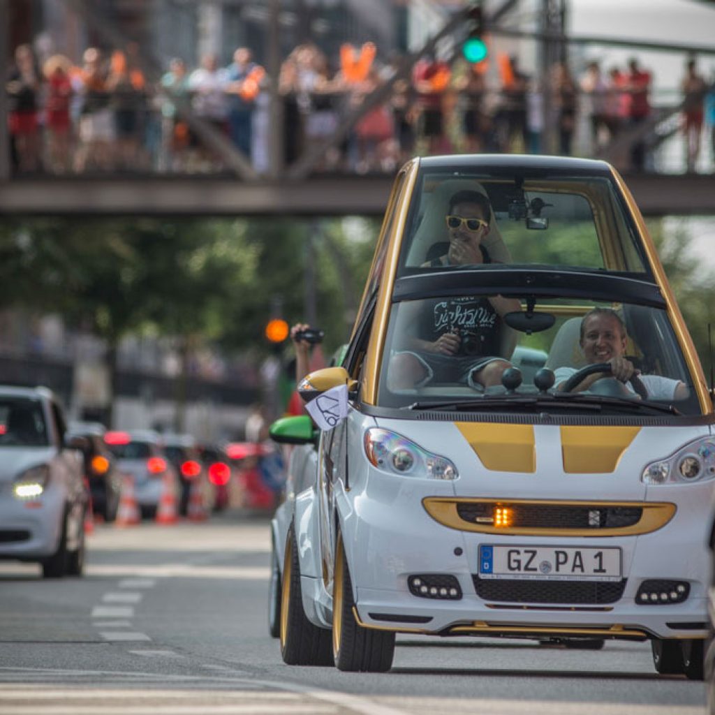 رژه ۱۶۰۰ دستگاه خودرو اسمارت در آلمان