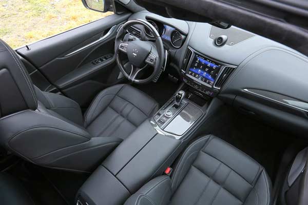 2017-Maserati-Levante-interior