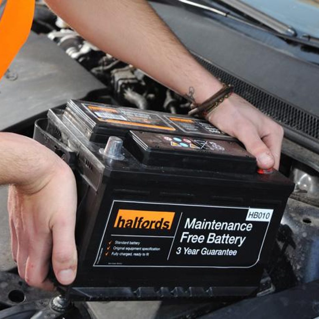 هنگام ترک طولانی مدت خودرو، با باطری آن چه کنیم؟