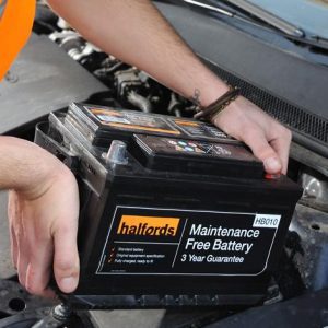 هنگام ترک طولانی مدت خودرو، با باطری آن چه کنیم؟