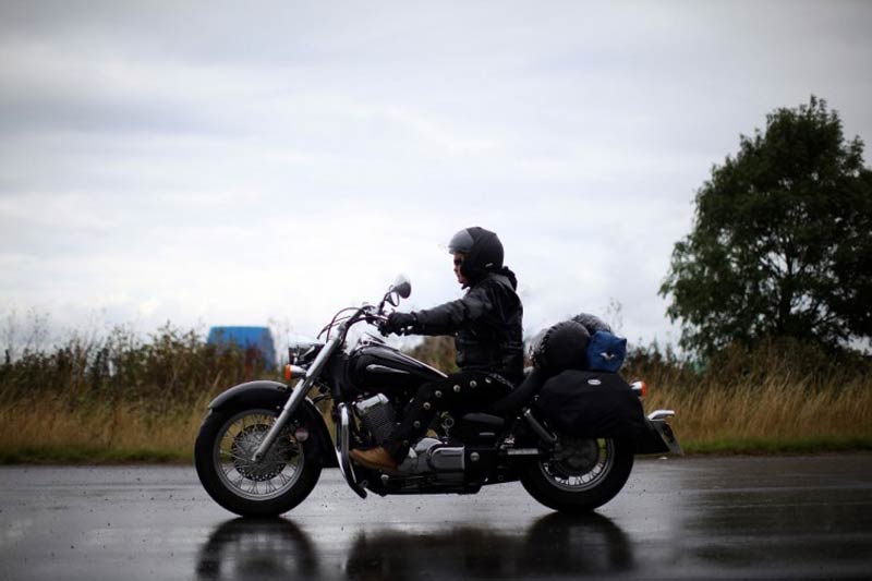 motorcycle-rider-in-rain-e1431021058751