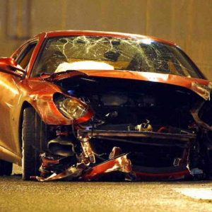 ۶ کاری که پس از رخدادن تصادف هرگز نباید انجام دهید!