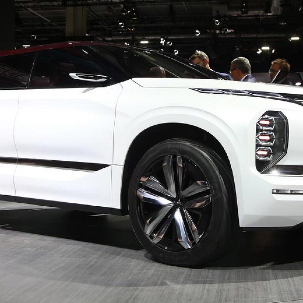 شاسی‌بلند متفاوت میتسوبیشی با نام GT-PHEV در پاریس به نمایش درآمد