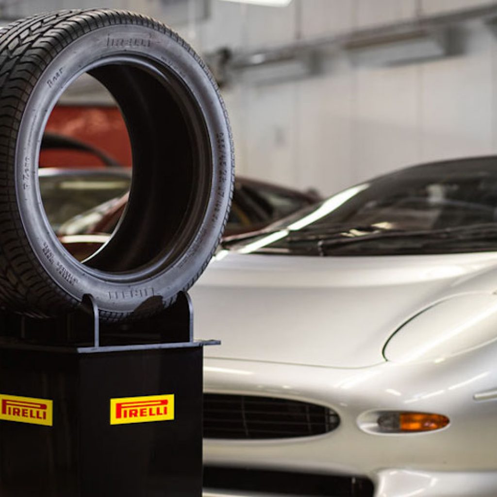 طراحی تایر برای جگوار XJ220 توسط پیرلی!
