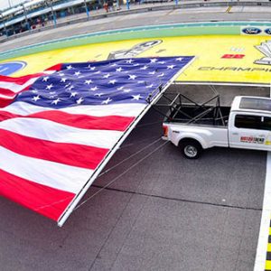 رکورد‌شکنی فورد F-450 در حمل پرچم