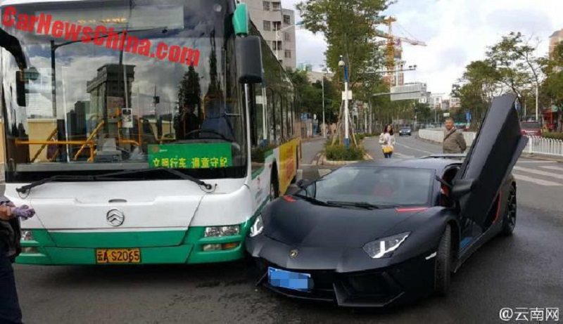 aventador-crash-bus-1