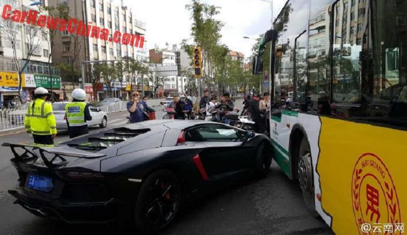 aventador-crash-bus-3
