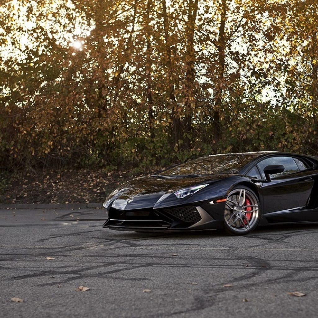 دو لامبورگینی اونتادور، چرخ‌های سفارشی خود را به‌رخ می‌شکند