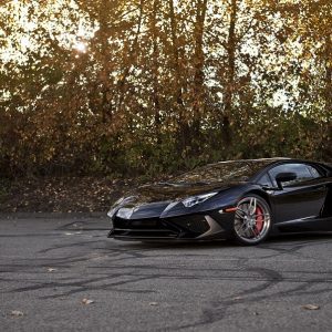 دو لامبورگینی اونتادور، چرخ‌های سفارشی خود را به‌رخ می‌شکند