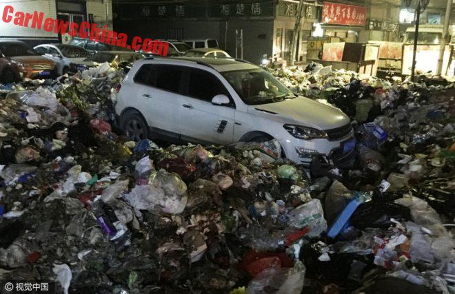 عاقبت پارک خودرو جلوی درب محل تخلیه زباله! عاقبت پارک خودرو جلوی درب محل تخلیه زباله!