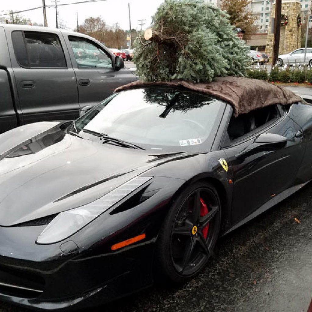 جا به جایی درخت کریسمس با یک فراری ۴۸۵!