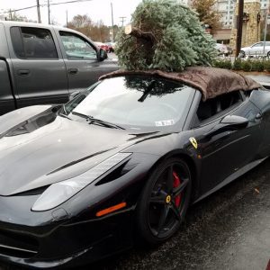 جا به جایی درخت کریسمس با یک فراری ۴۸۵!