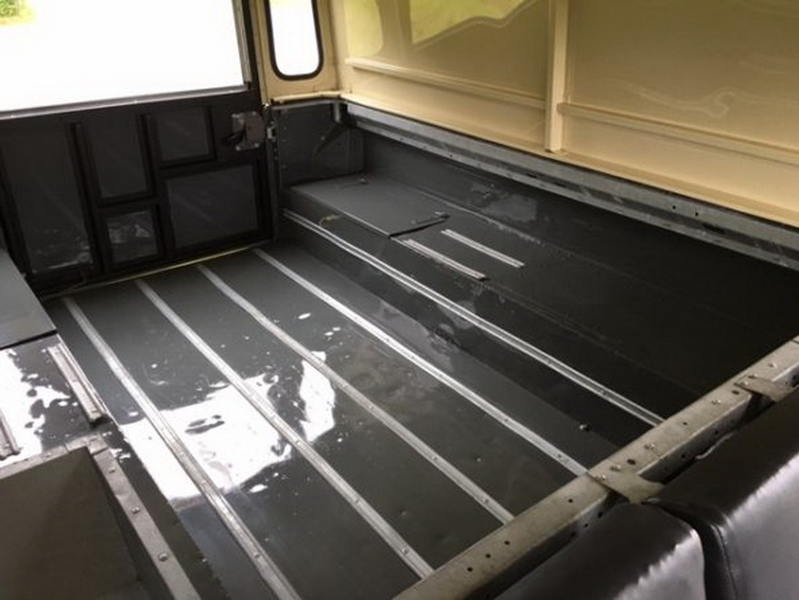 lr-defender-02_easy-resize-com