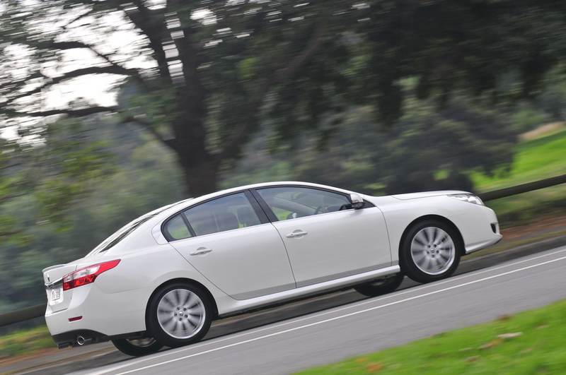 renault-latitude-165_easy-resize-com