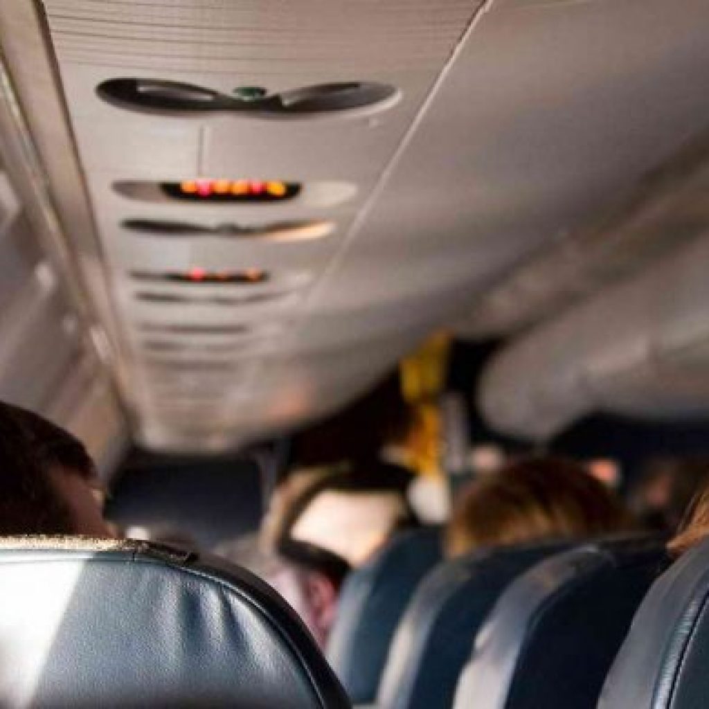 چرا خدمه هواپیما هنگام فرود نور کابین را کم می‌کنند؟